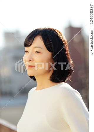 一位中年女性正在享受新鮮空氣 124638887
