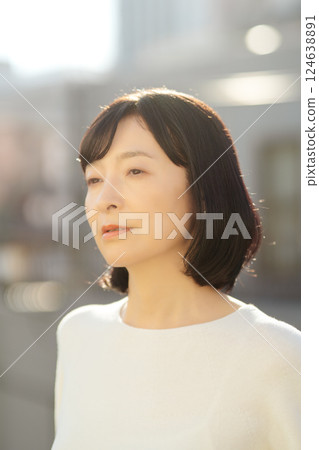 一位中年女性正在享受新鮮空氣 124638891