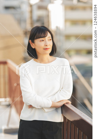 一位中年女性正在享受新鮮空氣 124638894