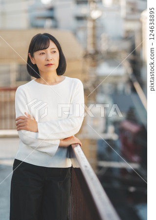 一位中年女性正在享受新鮮空氣 一位中年女性正在享受新鮮空氣 124638895