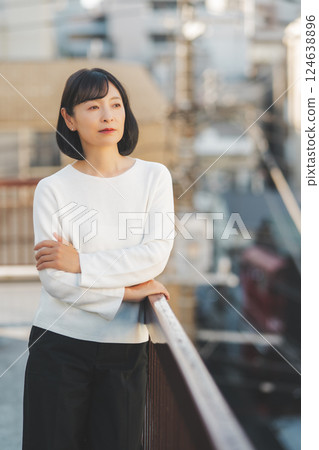 A middle-career woman enjoying the fresh air 124638896
