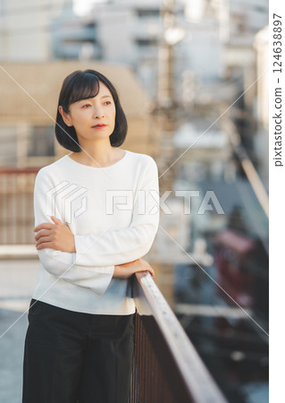 一位中年女性正在享受新鮮空氣 124638897