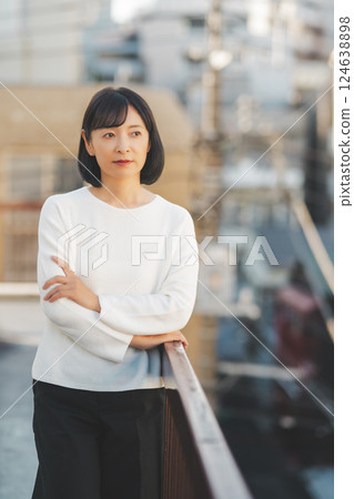 一位中年女性正在享受新鮮空氣 一位中年女性正在享受新鮮空氣 124638898