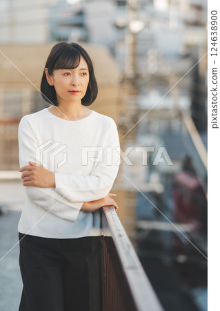 A middle-career woman enjoying the fresh air 124638900