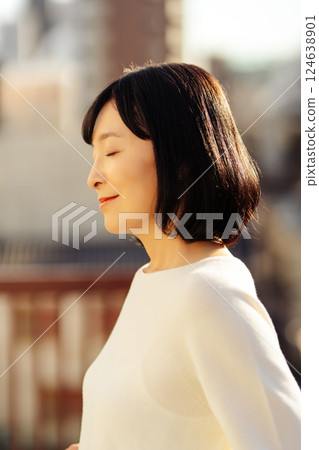 一位中年女性正在享受新鮮空氣 124638901