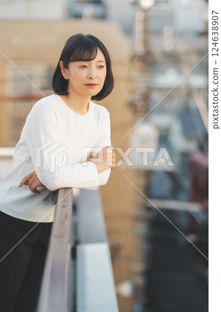 一位中年女性正在享受新鮮空氣 124638907