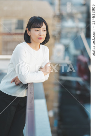 一位中年女性正在享受新鮮空氣 124638909