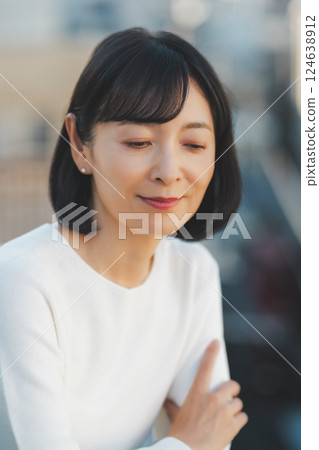 A middle-career woman enjoying the fresh air A middle-career woman enjoying the fresh air 124638912