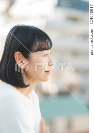 一位中年女性正在享受新鮮空氣 124638917