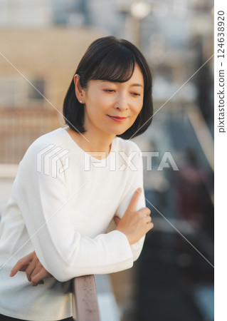 一位中年女性正在享受新鮮空氣 124638920