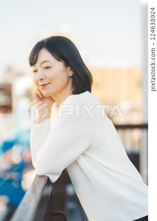 A middle-career woman enjoying the fresh air 124638924