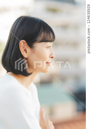 A middle-career woman enjoying the fresh air A middle-career woman enjoying the fresh air 124638926