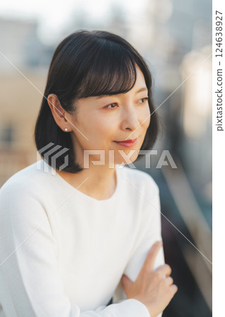 一位中年女性正在享受新鮮空氣 124638927