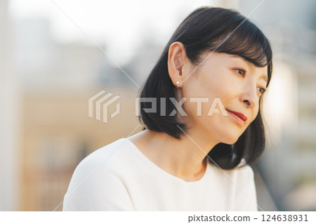 一位中年女性正在享受新鮮空氣 124638931