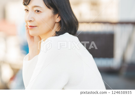 A middle-career woman enjoying the fresh air A middle-career woman enjoying the fresh air 124638935