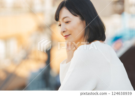 A middle-career woman enjoying the fresh air 124638939