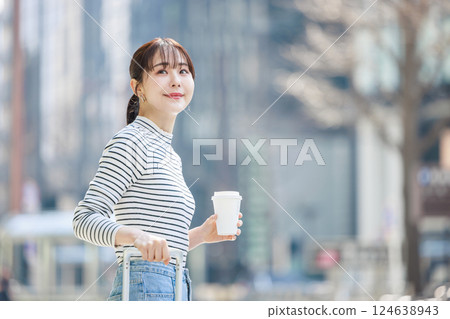 一個女人在旅途中 124638943