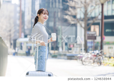 一個女人在旅途中 124638944