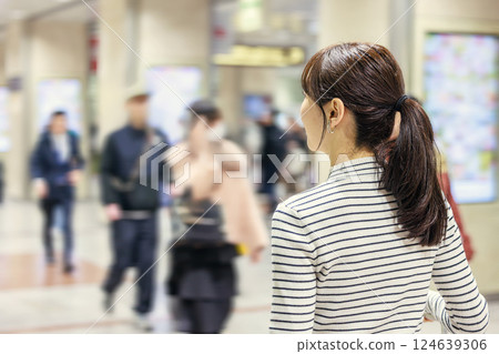 一名女子在車站內行走的背影 124639306