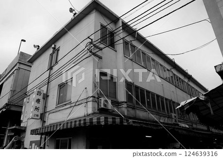 曾幾何時……魚市一片熱鬧景象。魚市場內部 124639316