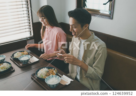 餐廳 飯店 父母和小孩 124639952