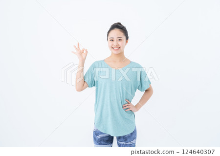 Young woman in yoga wear 124640307