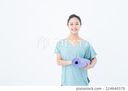 帶瑜伽墊的年輕女子 124640378