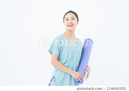 帶瑜伽墊的年輕女子 124640383
