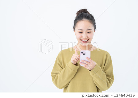 使用智能手機的一個少婦 124640439