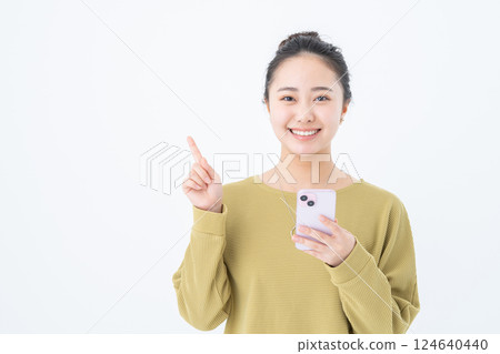 使用智能手機的一個少婦 124640440