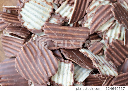 Jagged cut chocolate potato chips 124640537