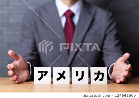 穿著西裝的美國社區和中年男性商人 124641609