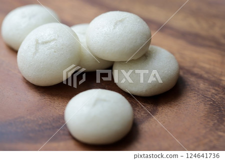 Bite-sized steamed buns: White hot spring buns Bite-sized steamed buns: White hot spring buns 124641736
