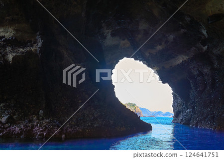 Looking east toward Matoshima from inside the Shinkukedo Cave in Shimane Town, Matsue City, Shimane Prefecture 124641751