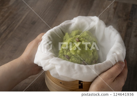 手捧艾蒿蒸饅頭 124641936