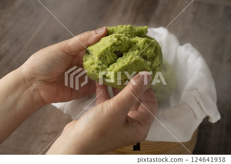Holding mugwort steamed bread steamed in a bamboo steamer 124641938
