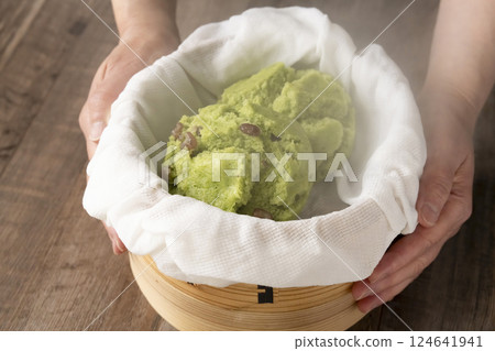 Holding mugwort steamed bread steamed in a bamboo steamer 124641941