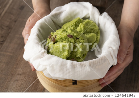 Holding mugwort steamed bread steamed in a bamboo steamer 124641942