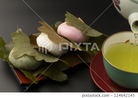 三色柏餅和茶 124642145