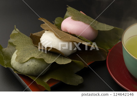 三色柏餅和茶 124642146