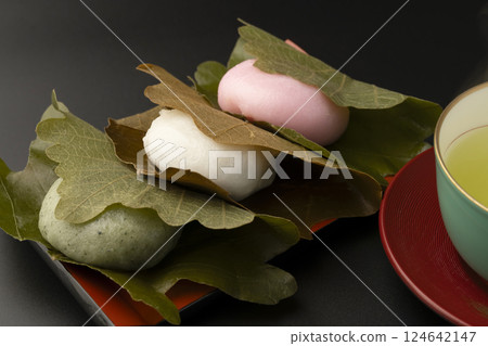 三色柏餅和茶 124642147