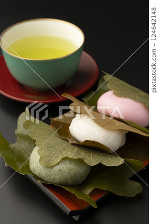 三色柏餅和茶 124642148