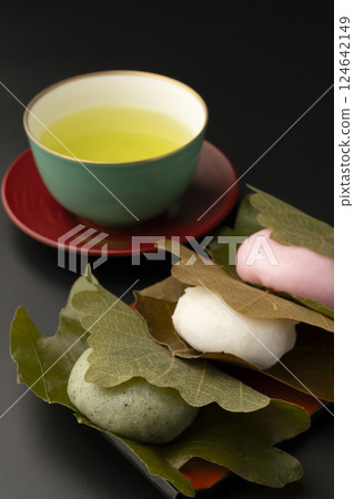 三色柏餅和茶 三色柏餅和茶 124642149