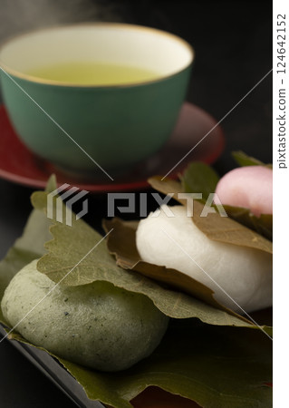 Three-colored kashiwamochi and tea Three-colored kashiwamochi and tea 124642152