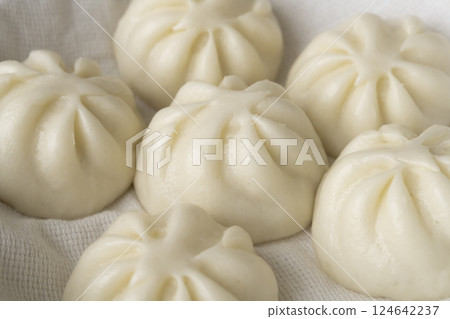 Steaming steamed meat buns in a bamboo steamer 124642237