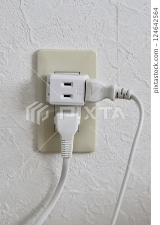 家用牆上插座中略帶灰塵的三孔插座 124642564