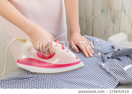 女人熨燙的手 女人熨燙的手 124642618