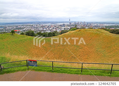 已變成草原的死火山口 已變成草原的死火山口 124642705