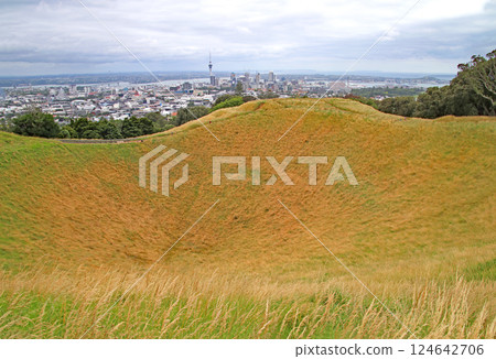已變成草原的死火山口 124642706