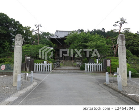 Shoden-in Temple in Hidaka City (Shogun Sign and Mountain Gate) 124643045